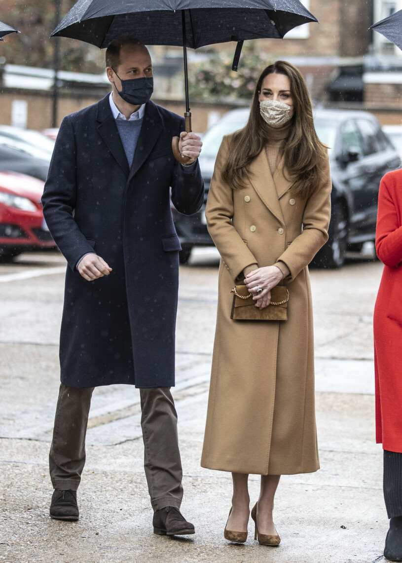 kate middleton i kamelfärgad dubbelknäppt kappa