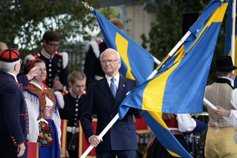 Fanutdelningen har i alla år varit ett av kungens viktigaste uppdrag. Men i år axlar Victoria hans roll. Kungen Nationaldagen Flaggor Fanor Skansen