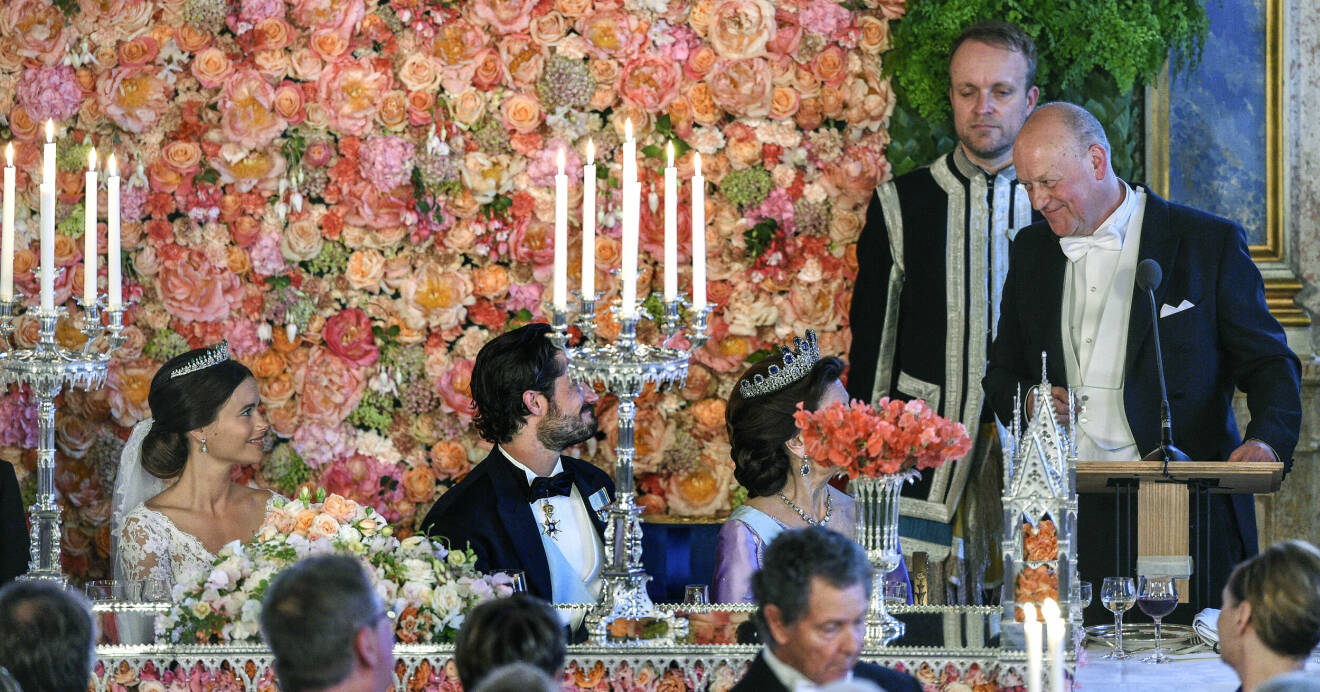 Sofias pappa Erik Hellqvist håller tal till prins Carl Philip och prinsessan Sofia under bröllopsmiddagen i Vita Havet på Kungliga slottet