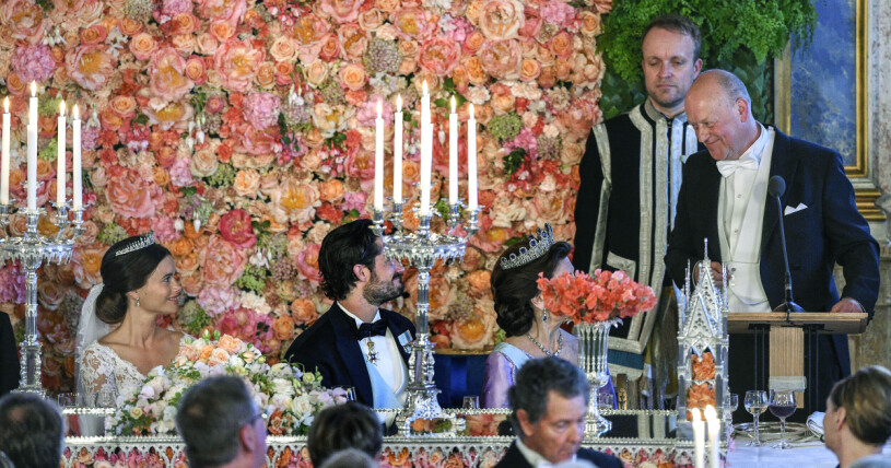 Sofias pappa Erik Hellqvist höll ett fantastiskt vackert tal till brudparet. Sofias pappa Erik Hellqvist håller tal till prins Carl Philip och prinsessan Sofia under bröllopsmiddagen i Vita Havet på Kungliga slottet