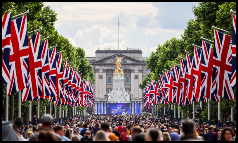 Det är packat med folk på Londons gator som alla vill hylla drottningen. Jubel i London när drottning Elizabeth firade 70 år på tronen