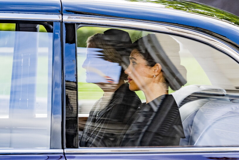 Det var bara delar av kungafamiljen som fick gå med. Och dit hörde varken Meghan eller Kate. Meghan Markle i bil