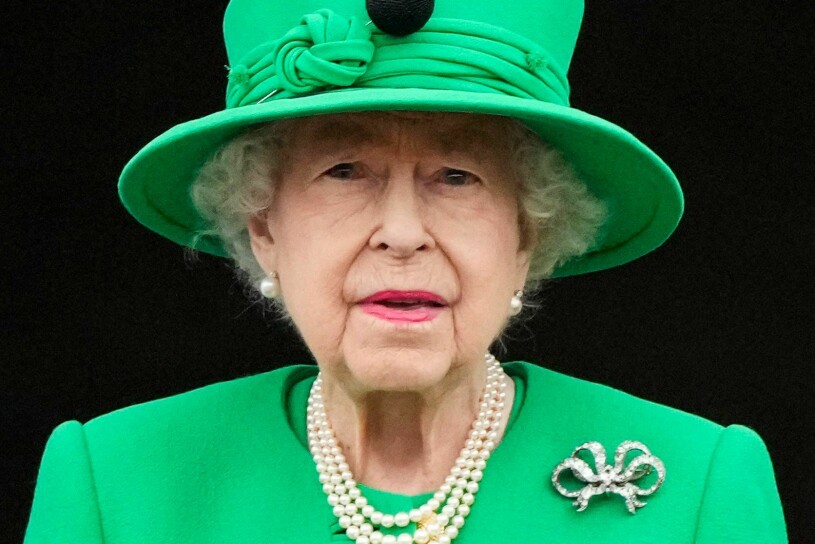 I hela sitt liv har hon satt plikten framför allt. Men här var hon rejält trött. Drottning Elizabeth på Buckingham Palace balkong under firandet av hennes 70 år på tronen