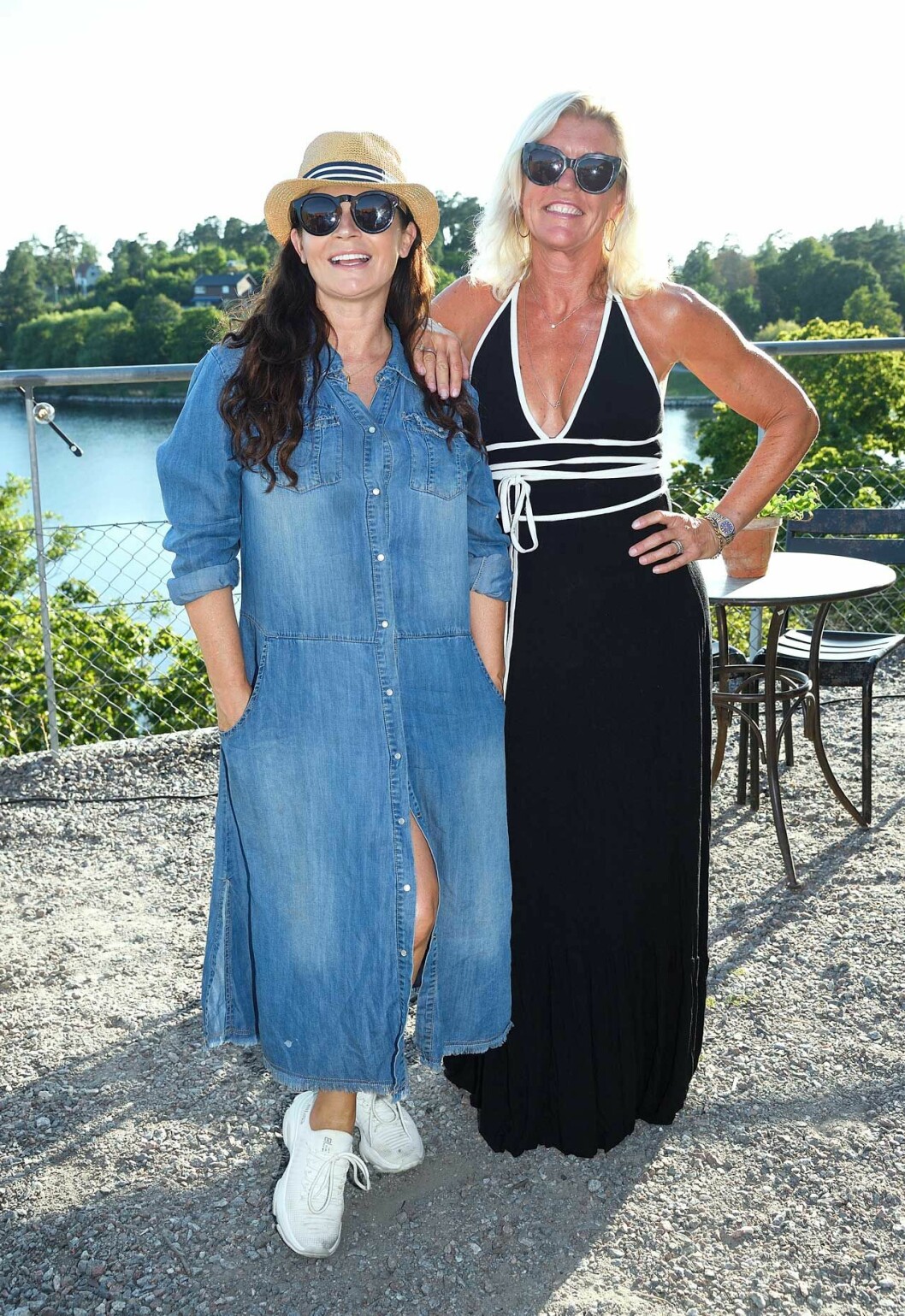 Somrig i stråhatt och jeansklänning var Carola! Här med väninnan Eva Personne. Somrig i stråhatt och jeansklänning var Carola! Här med väninnan Eva Personne.