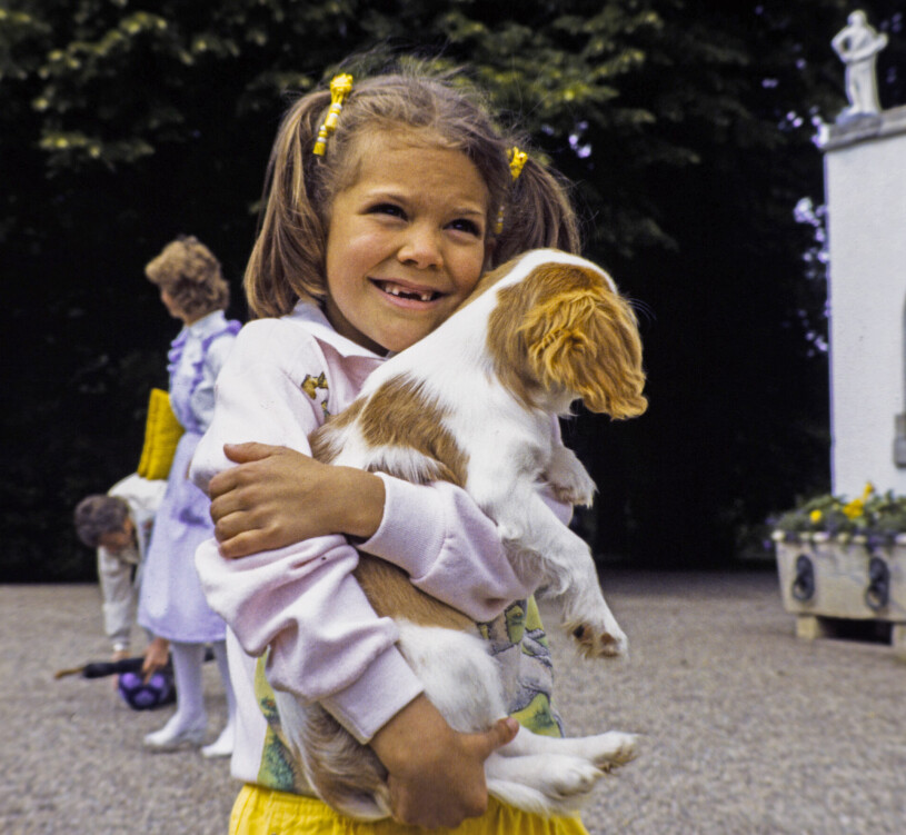 1984: Kronprinsessan Victoria, 7 år. Kronprinsessan Victoria som sjuåring 1984 med sin hund, en cavalier king charles spaniel