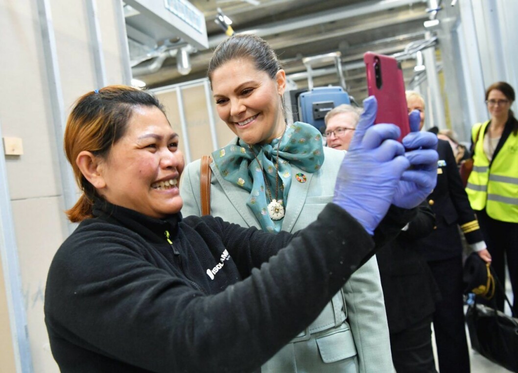 Victoria blir bara glad när någon ber om en selfie! Victoria blir bara glad när någon ber om en selfie!