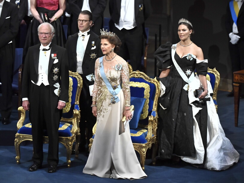 Kung Carl Gustaf, drottning Silvia, prins Daniel och kronprinsessan Victoria vid Nobelprisutdelningen i Konserthuset i Stockholm på tisdagen 2019