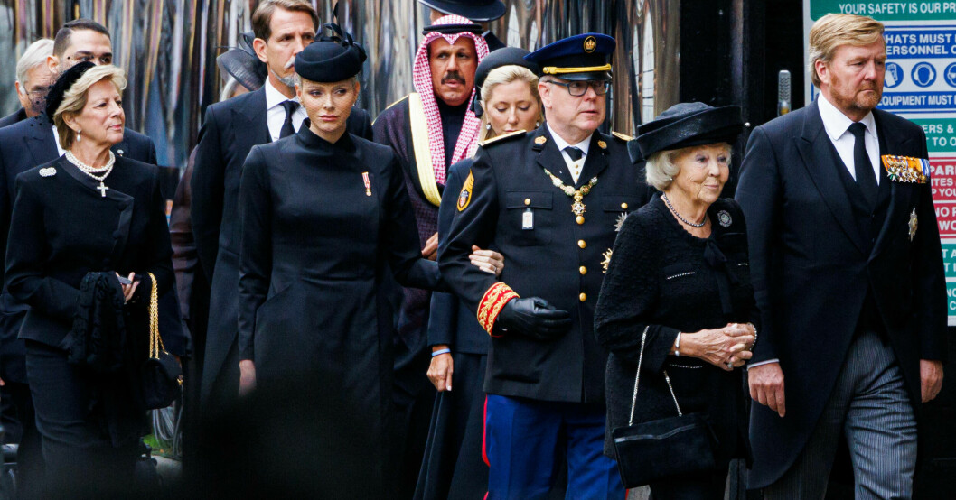 Charlene och Albert, <a href="https://www.svenskdam.se/kungligt/charlene-och-albert-enas-i-sorgen-forvanande-detaljen/8743441">arm i arm</a> i samband med drottning Elizabeths begravning. Furstinnan Charlene och furst Albert på drottning Elizabeths begravning