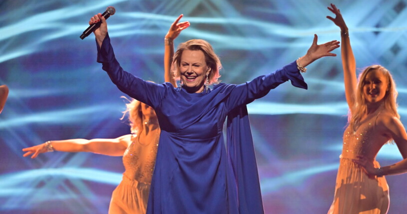 Arja Saijonmaa framför Högt över havet under lördagens semifinal i Melodifestivalen på Friends Arena.