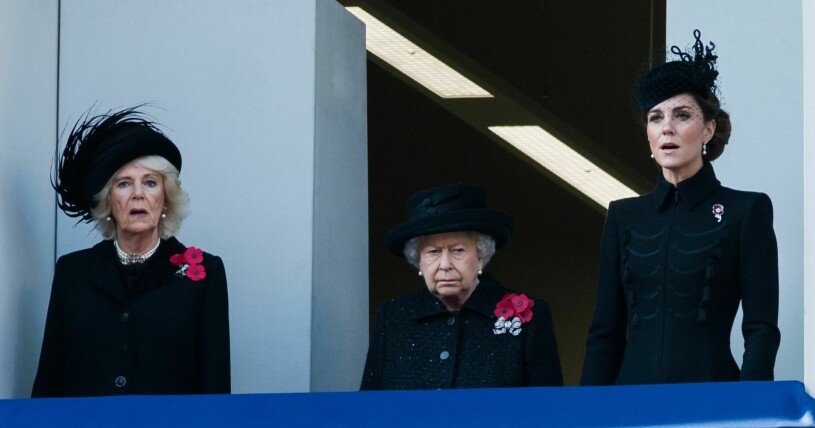 Drottning Elizabeth använde sig av hovdamer – men Camilla ser nu ut att bryta den traditionen. Camilla, Elizabeth och Kate