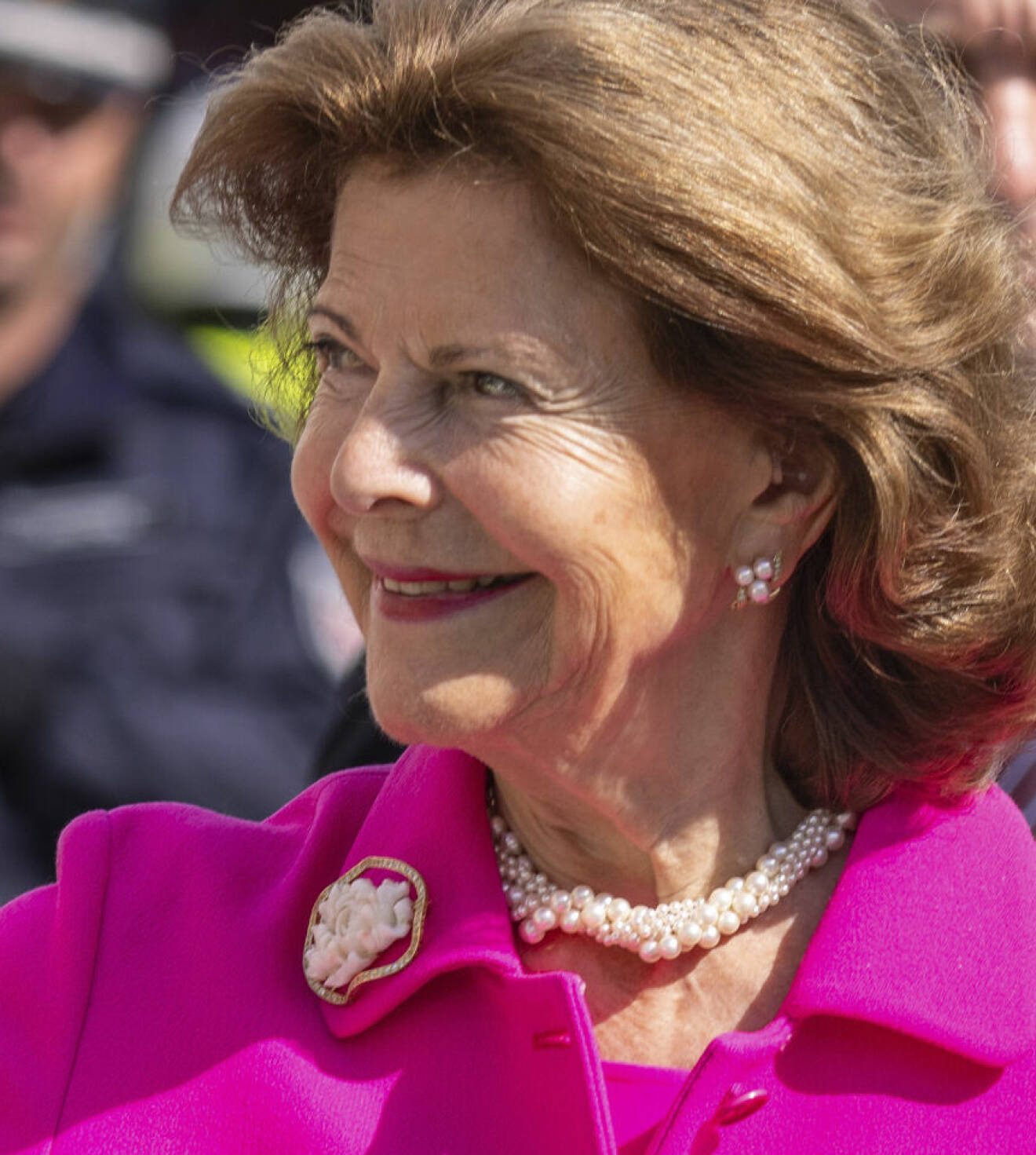 Drottning Silvia klädd i chockrosa – vid invigning i Forst i Tyskland