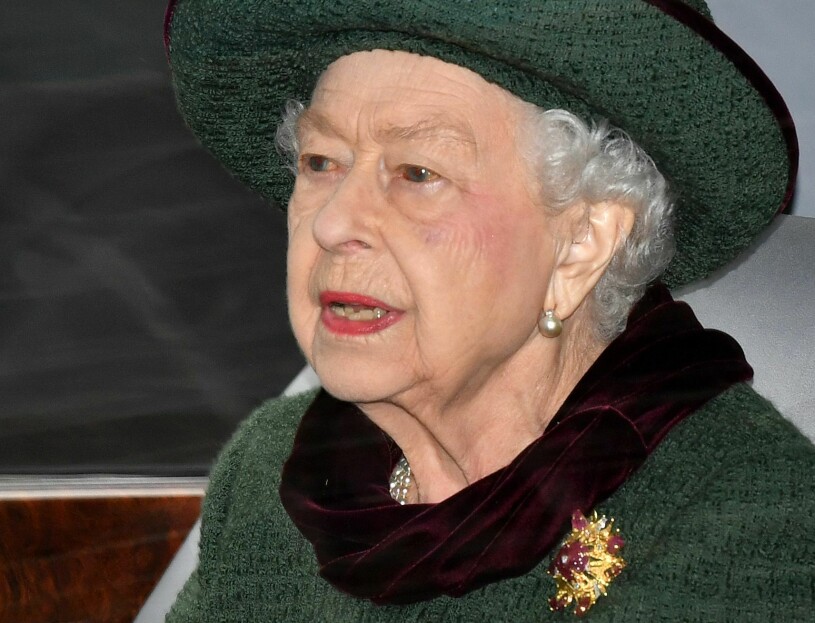 En samlad drottning Elizabeth på väg för att minnas och hedra sin Philip, iförd rubinbroschen som han en gång gav henne. Drottning Elizabeth i grönt