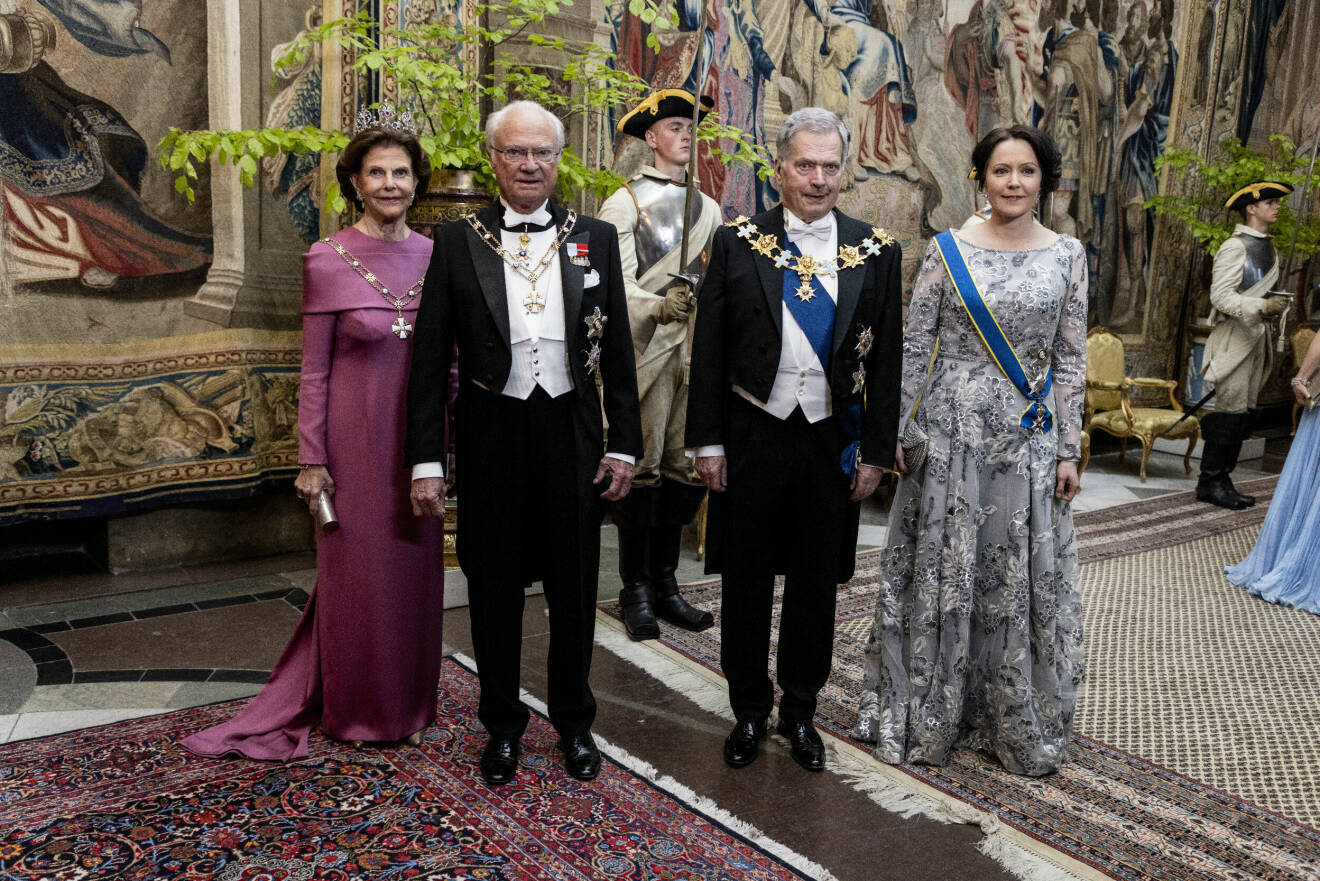 drottning Silvia, kung Carl Gustaf, Finlands president Sauli Niinistö och presidentens fru Jenni Haukio anländer till tisdagens galamiddag på Stockholms slott för det finska presidentparet som är på ett två dagar långt statsbesök.