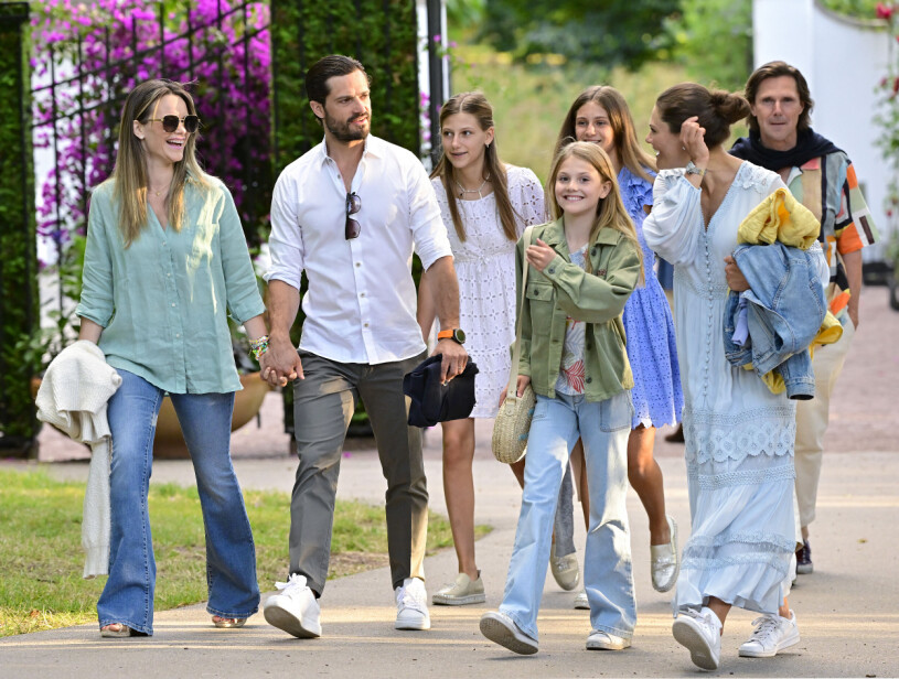 Alla såg ut att vara på strålande humör! Prinsessan Sofia, prins Carl Philip, prinsessan Estelle och kronprinsessan Victoria tillsammans med Patrick Sommerlath och hans döttrar Chloé och Anaïs på väg till Jill Johnson konsert på Solliden Sessions på onsdagen.