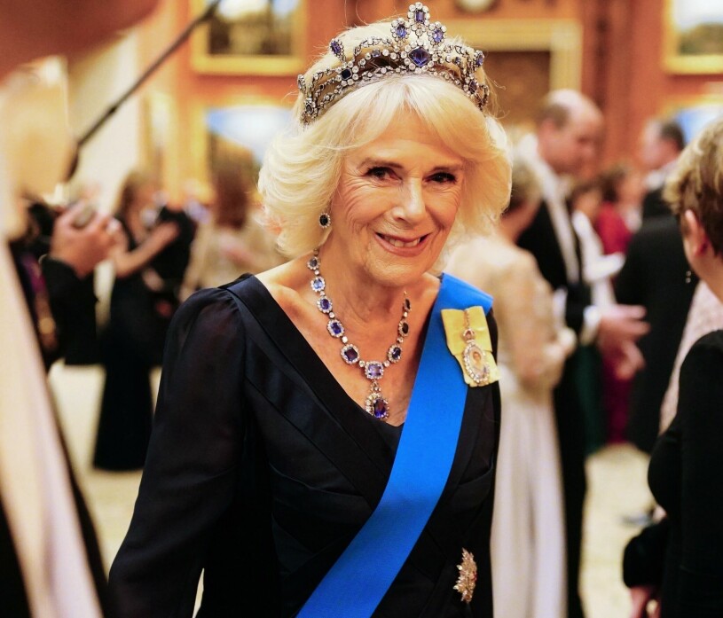 Från en drottning till en annan: Nu är det Camilla som bär Elizabeths kära safirer. drottning Camilla i drottning elizabeths safirer
