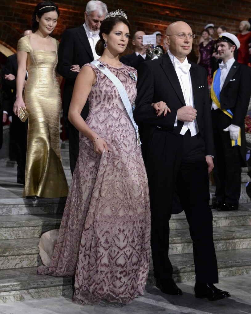 Madeleine bar en klänning från favoritdesignern Fadi el Khoury på Nobelfesten 2014. Den sägs ha vägt 15 kilo, men ändå såg det ut som att prinsessan svävade fram i den vackra kreationen. Prinsessan Madeleines Nobelklänning 2014