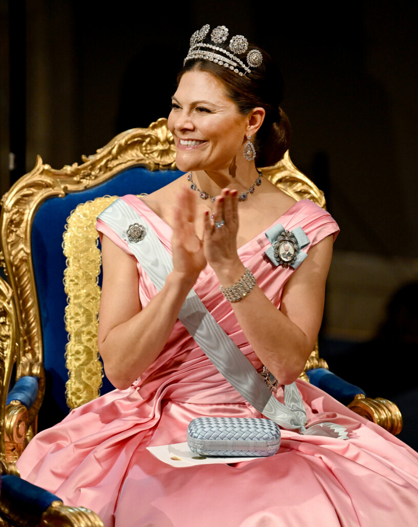 Färgen, det draperade sidenet och alla juvelerna: Vilken Nobelglamour Victoria! Kronprinsessan Victorias Nobelklänning 2022 i rosa från Camilla Thulin
