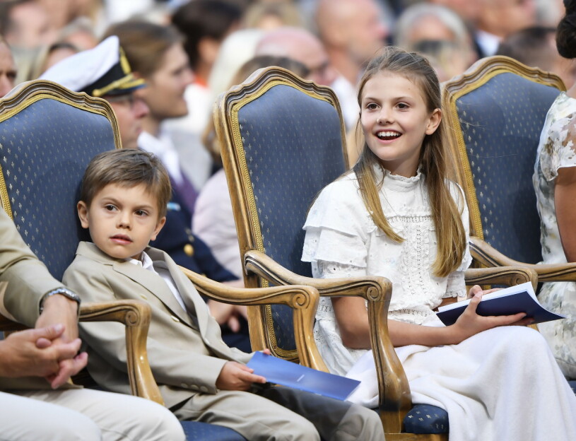 Oscar och Estelle väntar ivrigt på uppdateringar från Australien! Prins Oscar, prinsessan Estelle vid firandet av kronprinsessan Victorias födelsedag på Borgholms slottsruin på Öland 2022