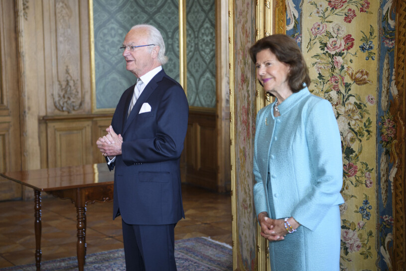 Kung Carl XVI Gustaf delar tillsammans med Drottning Silvia ut H.M. Konungens medalj för förtjänster inom svensk idrott på Stockholms slott.