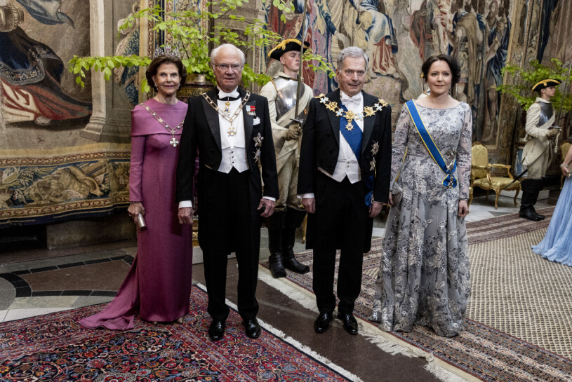 Kungen spenderade nästan hela dagen med den finska presidenten. drottning Silvia, kung Carl Gustaf, Finlands president Sauli Niinistö och presidentens fru Jenni Haukio anländer till tisdagens galamiddag på Stockholms slott för det finska presidentparet som är på ett två dagar långt statsbesök.