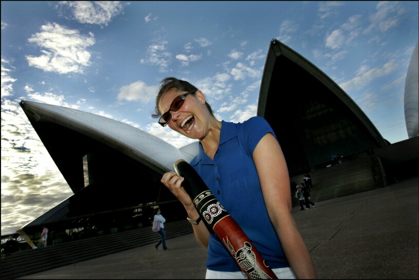 La princesa heredera Victoria frente a la Ópera de Sydney en 2005