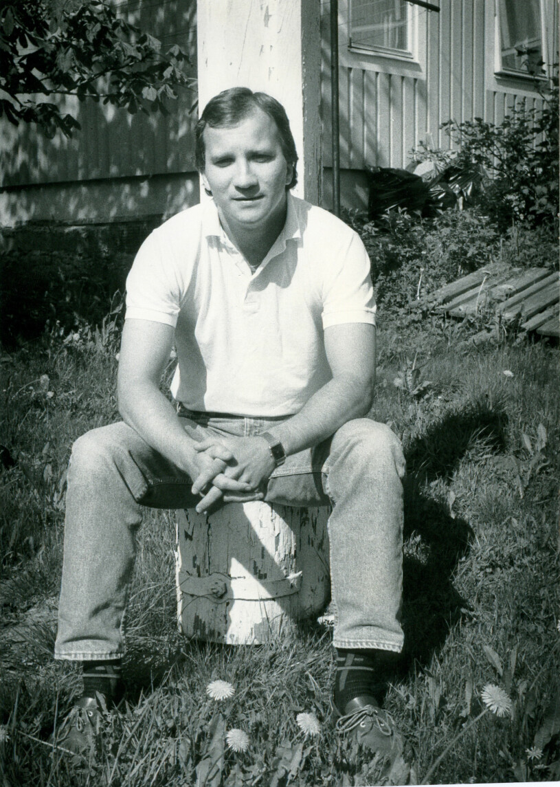 Stefan framför det enkla lilla huset i Ådalen där han växte upp, hos fosterföräldrarna Iris och Tage Melander. Stefan Löfven ung