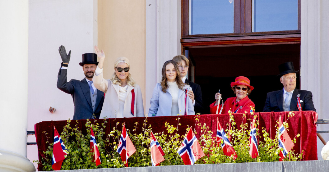Kungligheterna bjöd på stora leenden, till att börja med... Kronprins Haakon, kronprinsessan Mette-Marit, prinsessan Ingrid Alexandra, prins Sverre Magnus, drottning Sonja och kung Harald