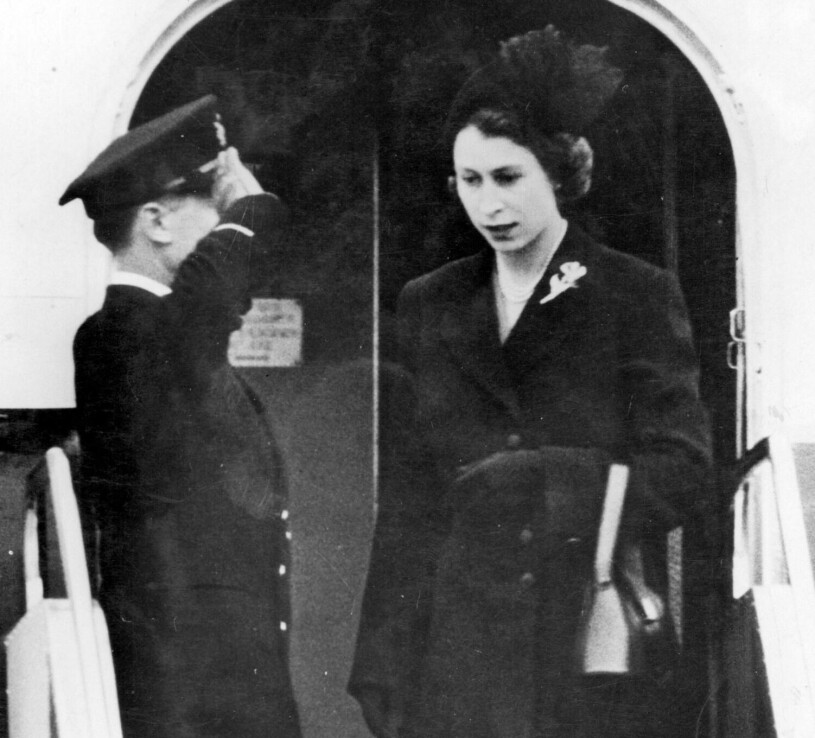 Drottning Elizabeth första steg på brittisk mark efter Kenyaresan, självklart iförd svart kappa och passande brosch. Allt packat utifall att. Drottning Elizabeths första steg på brittisk mark som drottning 1952