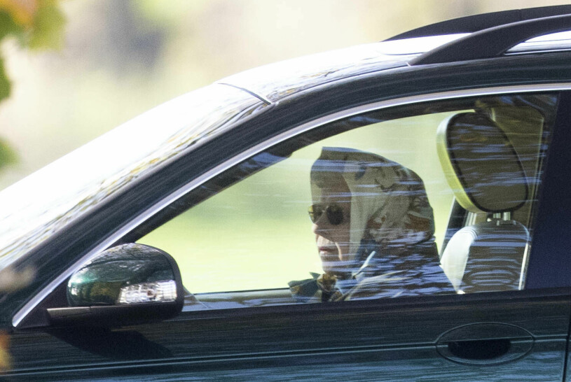 Her Majesty gasar iväg. Hon uppges vara en mycket säker bilförare, trots sin ålder. Drottning Elizabeth vid ratten Grön Jaguar slottet Windsor