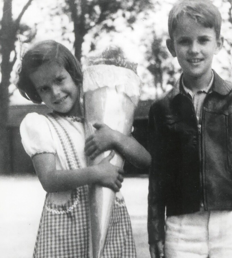 1949: Drottning Silvias första skoldag i Colégio Visconde de Segaro i Sao Paulo, Brasilien. Till höger storebror Jörg. Drottning Silvias första skoldag 1949