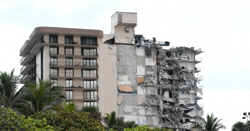 Delar av ett bostadshus i Miami kollapsade under torsdagsmorgonen, lokal tid. Miami Beach