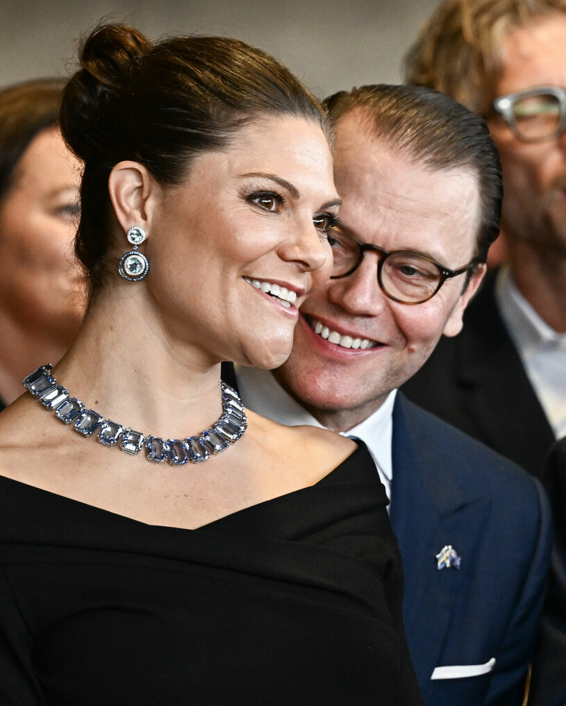 Det finns ingen tvekan om att Victoria älskar den låga knuten! Kronprinsessan Victoria och Prins Daniel gästade en mottagning för australiensvenskar och Svensk-Australiska handelskammarens medlemmar på Contemporary Art Museum i Sydney där 200 gäster hade bjudits in.