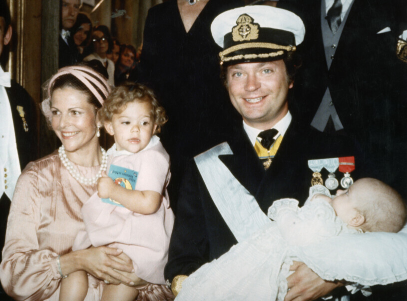 Kungen, en mycket stolt pappa på prins Carl Philips dop. Till vänster drottning Silvia och kronprinsessan Victoria. Kungen Drottning Silvia Kronprinsessan Victoria Prins Carl Philip dop 1979
