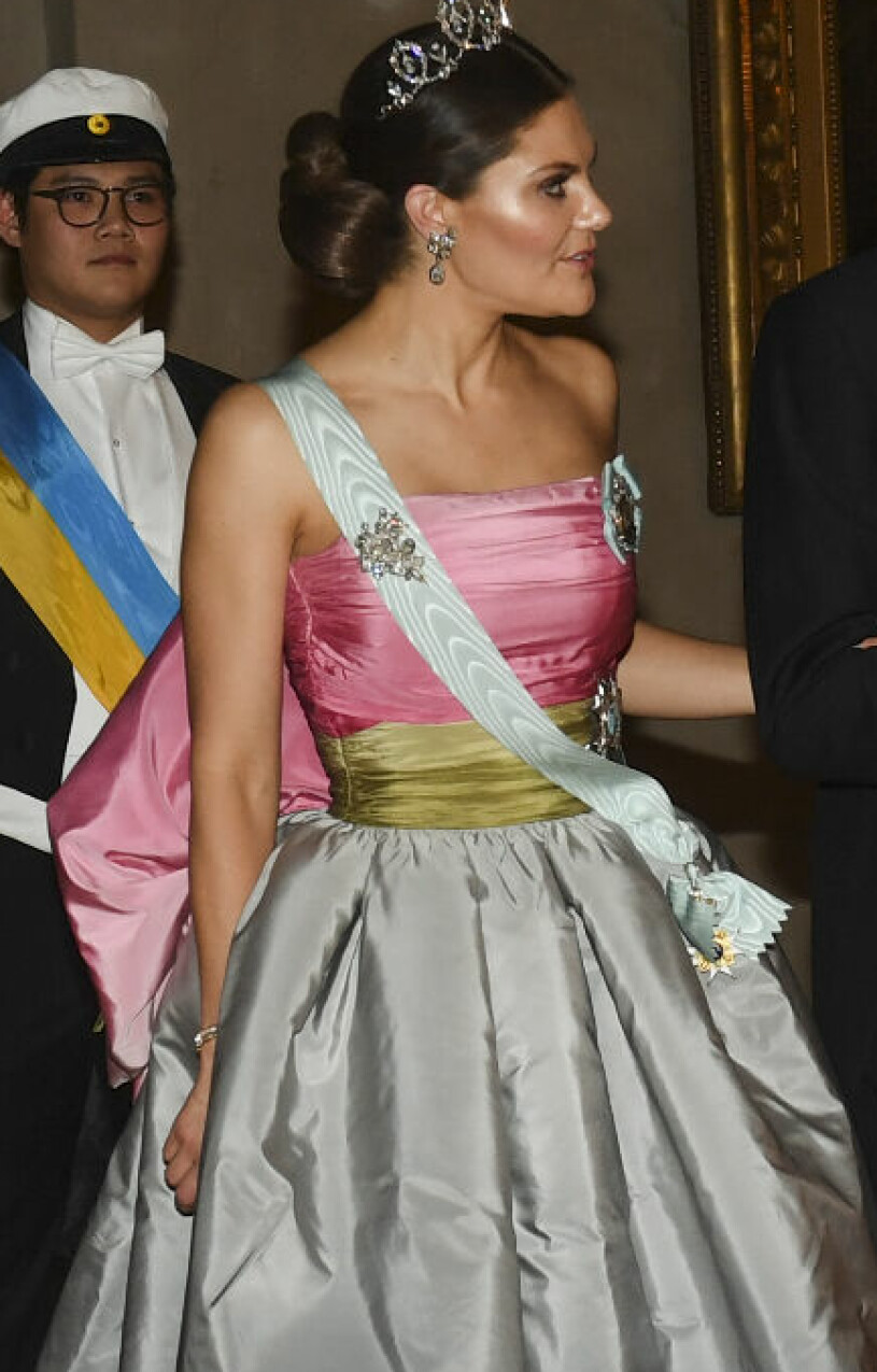 Ett viktigt statement för Victoria, och ett sätt för henne att lyfta hållbarhetstanken även på Nobelpodiet, inför miljoner tv-tittare. Kronprinsessan Victoria på Nobelfesten 2018 i drottning Silvias Nina Ricci-klänning