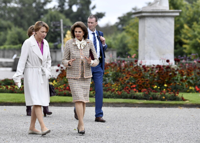 På väg mot Drottningholmsteatern. Frau Elke i gåvänliga ballerinor. Drottning Silvia Elke Büdenbender Statsbesök Skor
