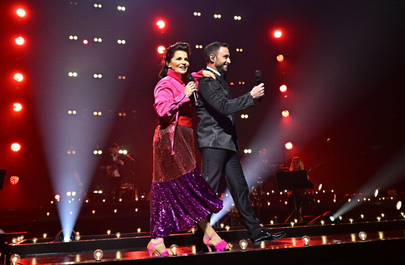 Carola Häggkvist och Måns Zelmerlöw under premiärkvällen, här med varsin mick i handen! Carolas råkade ju flyga iväg under showen... Carola Häggkvists och Måns Zelmerlöws Grand X-mas show i Jönköping