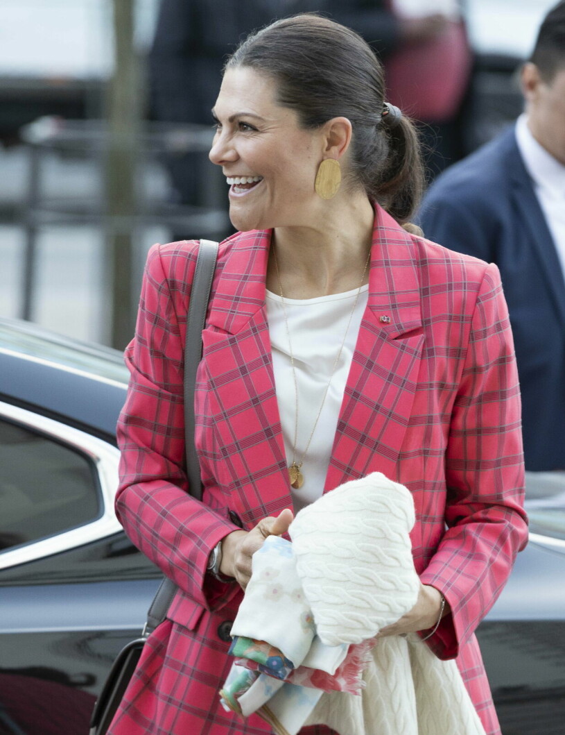 Dagens outfit: Rosarutig kostym och mockaboots. Samt den varma sjalen. Kronprinsessan Victoria i kostym från By Malina