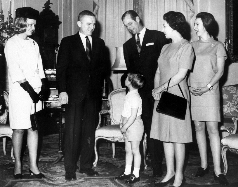 Astronaut Frank Borman med fru på besök på Buckingham Palace. I serien visas prins Philip fascination inför astronauterna och deras jobb.