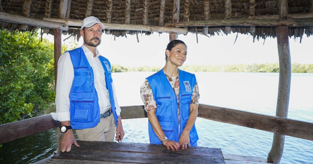 Kronprins Haakon och kronprinsessan Victoria vid Mangroveskogen i Gazi, Kwale, Kenya. Här låg fokus på det lokala projekt som skyddar och bevarar den hotade mangroven. Kronprins Haakon och kronprinsessan Victoria vid Mangroveskogen
