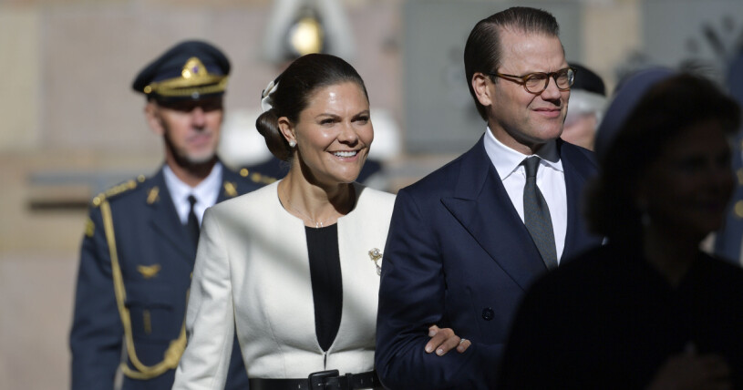 Förra året anlände kronprinsessan Victoria och prins Daniel till gudstjänsten i Storkyrkan på det här sättet. Kronprinsessan Victoria och prins Daniel
