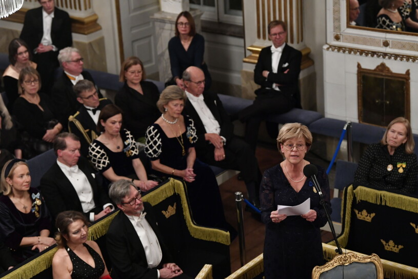Här håller Ingrid Carlberg installationstalet. Till vänster skymtar hovet. Ingrid Carlberg vid Svenska Akademiens högtidssammankomst 2021