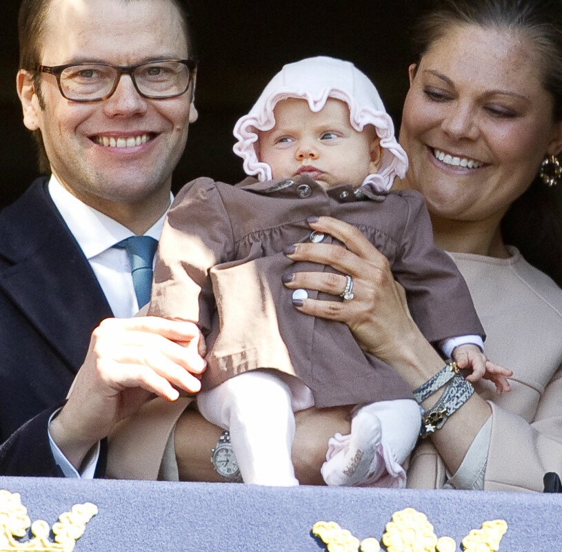 Prinsessan Estelle i offentligheten, för allra första gången. Prins Daniel Prinsessan Estelle Kronprinsessan Victoria Baby Dior 2012