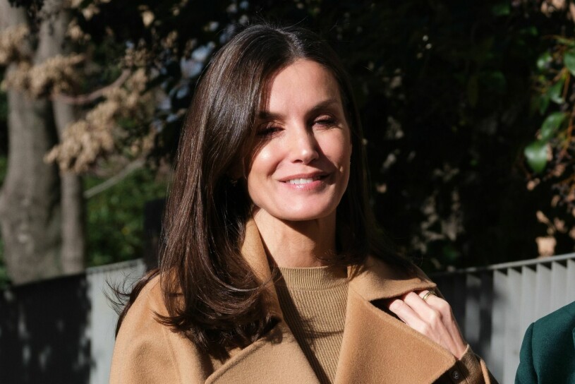Drottning Letizia, fotograferad i Madrid tidigare i dag. Drottning Letizia i en kamelfärgad kappa
