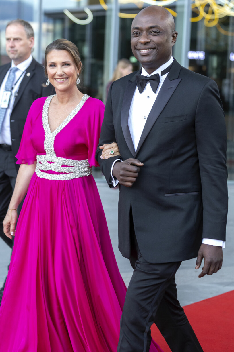 Kvällens hetaste par. Prinsessan Märtha Louise och Shaman Durek Verrett vid firandet av prinsessan Ingrid Alexandra