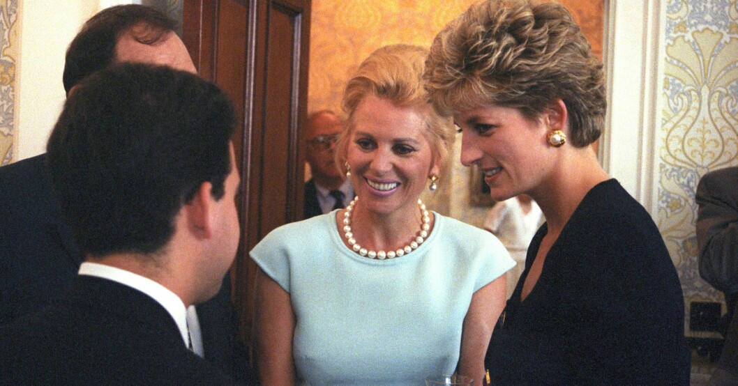 Eva O'Neill står bredvid prinsessan Diana, 1992