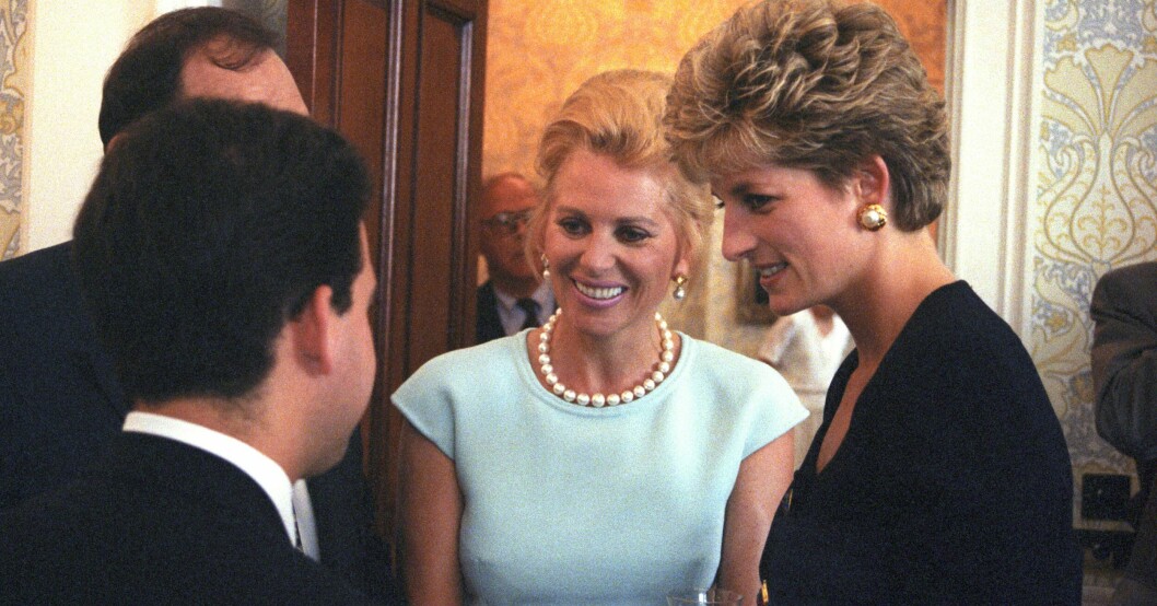 Eva O'Neill bredvid Charles dåvarande fru prinsessan Diana, 1992. Eva O'Neill står bredvid prinsessan Diana, 1992