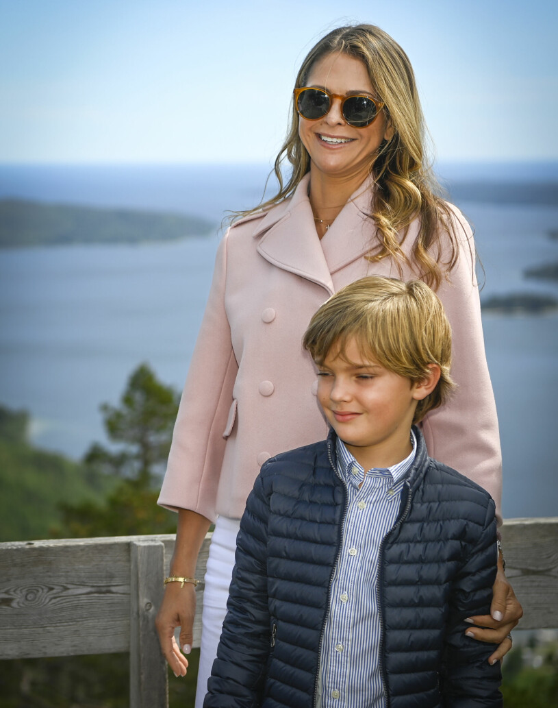 Vilken dag det blev för familjen i prins Nicolas hertigdöme Ångermanland! Prinsessan Madeleine var lyrisk: ”Höga kusten är verkligen magiskt vackert!” Prinsessan Madeleine och prins Nicolas på Skuleberget vid Höga Kusten