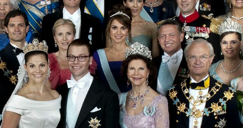 Bakom prins Daniels axel ser vi drottning Rania och kung Abdullah. Kronprinsessparets bröllop 2010