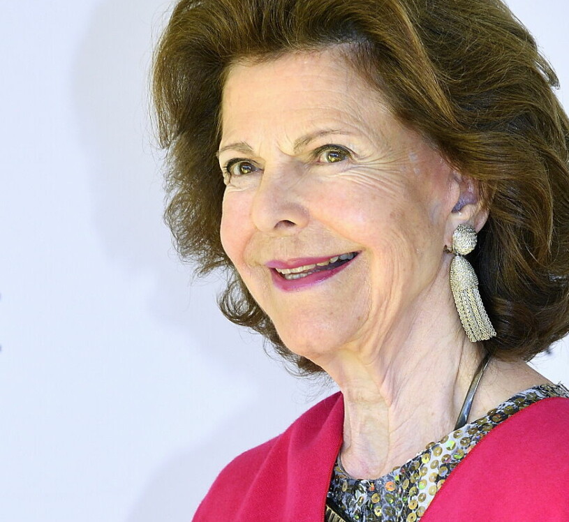 Dagens Birthday Girl. Drottning Silvia klädd till fest i rött och med glammiga örhängen