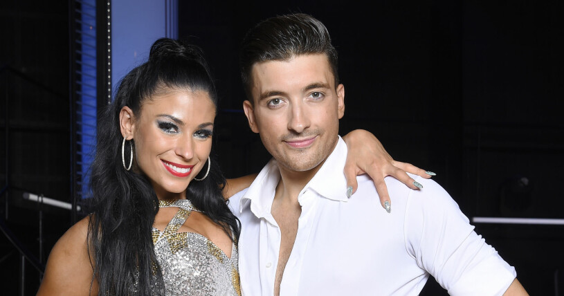 Jasmine Takacs och Aaron Brown är Let's Dance-bästisar! Jasmine Takacs har armen om Aaron Brown. Båda till Let's Dance semifinal 2018, då bilden är tagen
